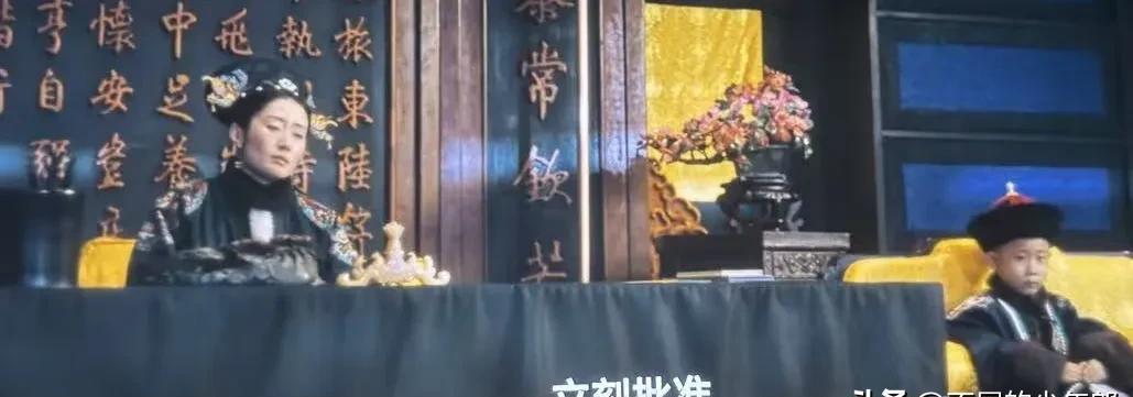 在袁世凯连哄带骗下隆裕太后签了退位诏书她没有魄力，也不够精明她甚至不知道自