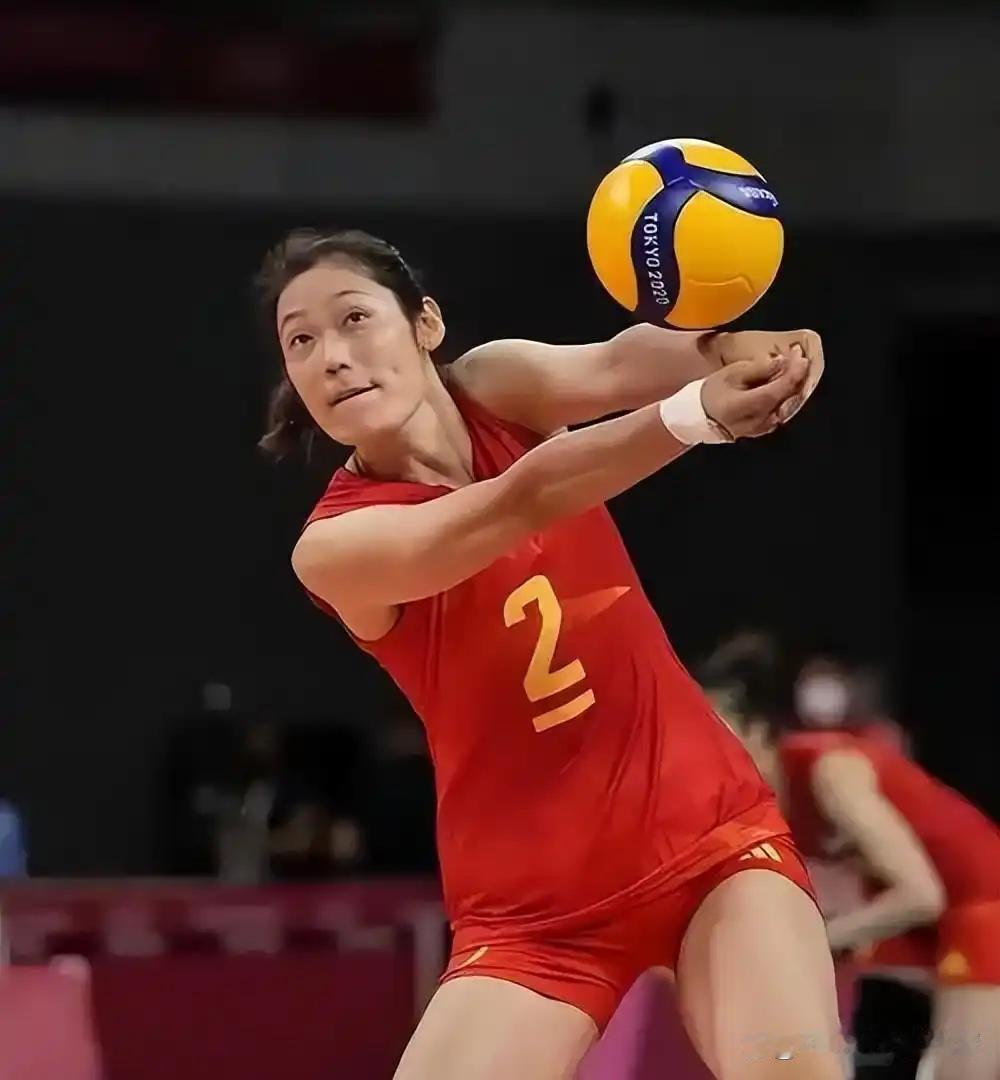 全网都在逼朱婷请缨求回国家队，朱婷转身签下145万欧元续约，土耳其160万欧的报