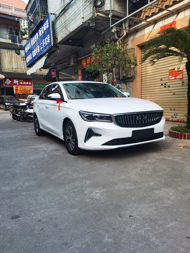 四代帝豪车购买几天开着还是比较舒服。我驾龄18年了。之前开过货车。奔驰e300