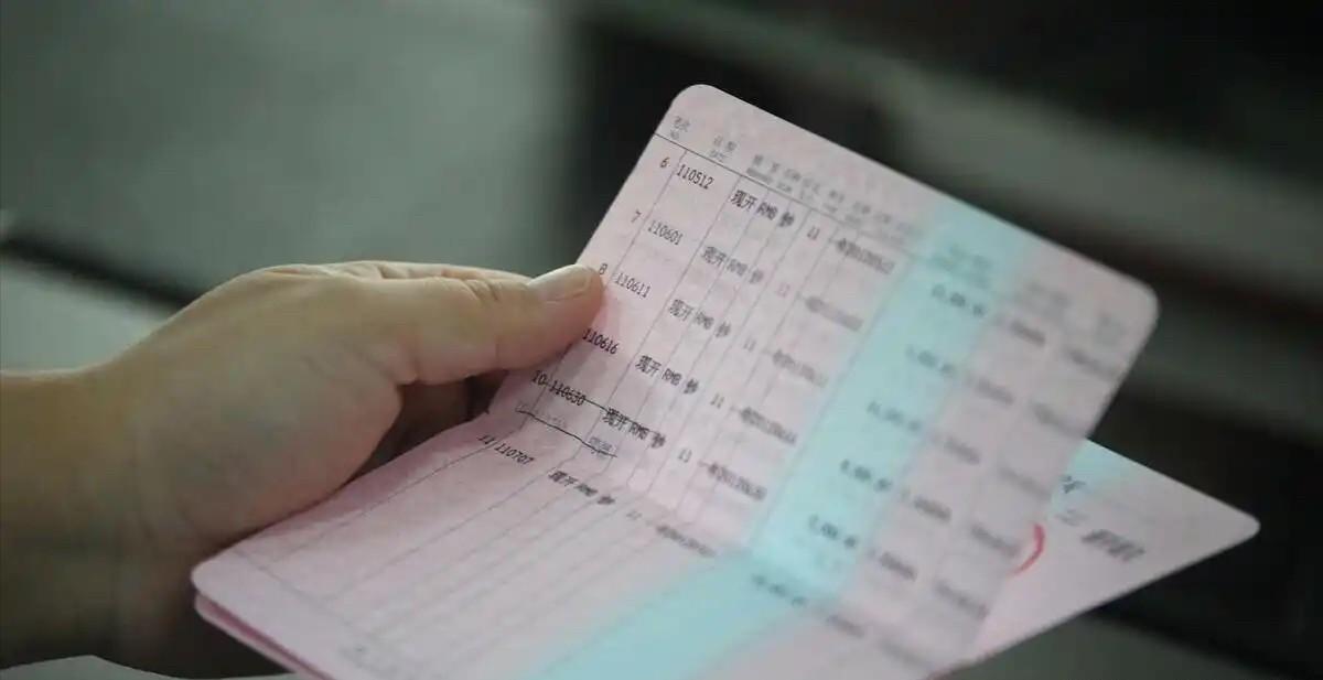 🌙辽宁沈阳一大爷，22年前在银行办了一张存折，存入1000元后便妥善收好，从未