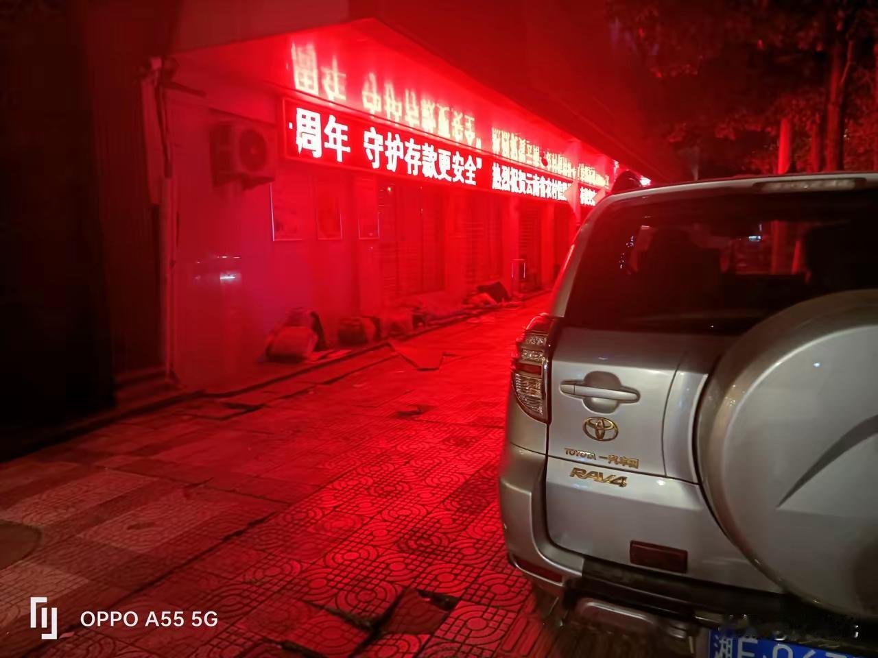 心酸了！看到昆明南坝人力市场旁边的流浪汉，大冬天的晚上也睡在外面。白天到市场内