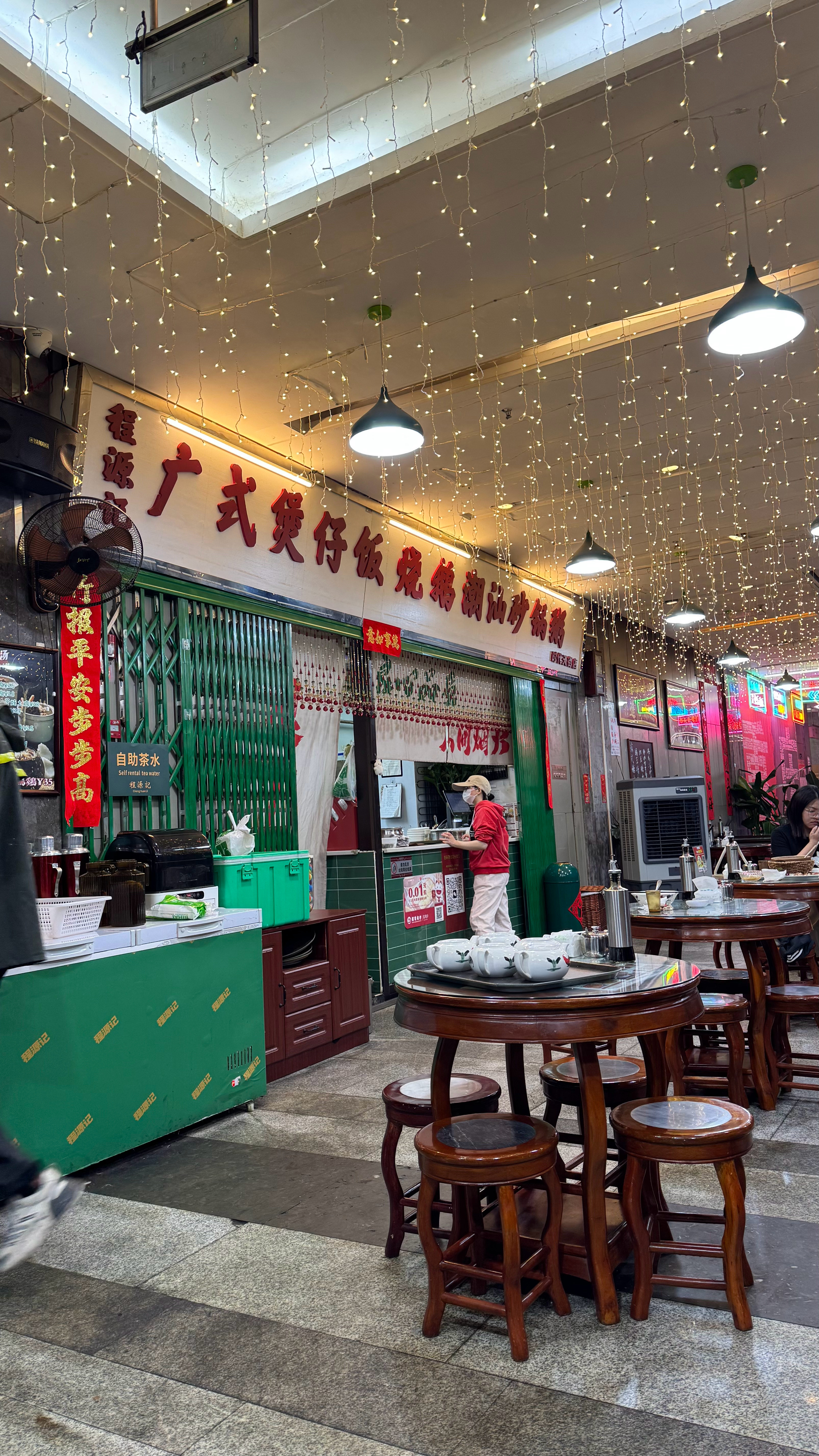 这家粤菜还算正宗就是这海鲜粥差强人意​​​