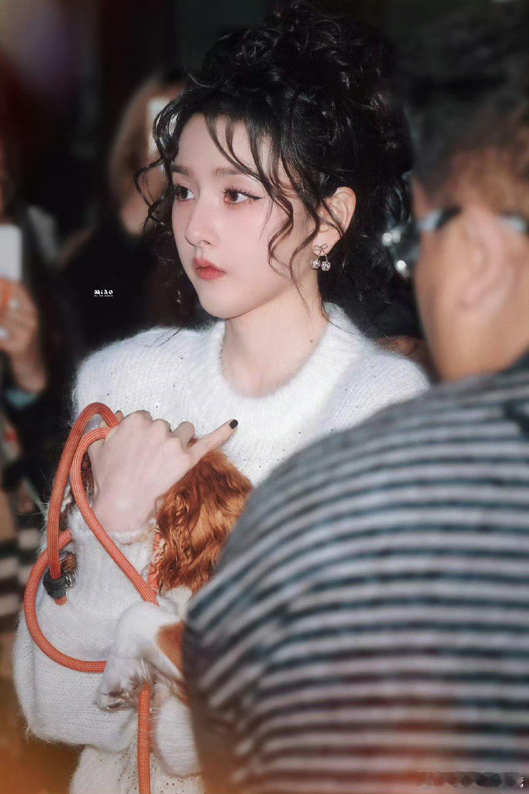 宋祖儿华伦天奴晚宴look祖儿美成啥样了～完全一只毛绒绒的卷毛小猫咪🐱​我们