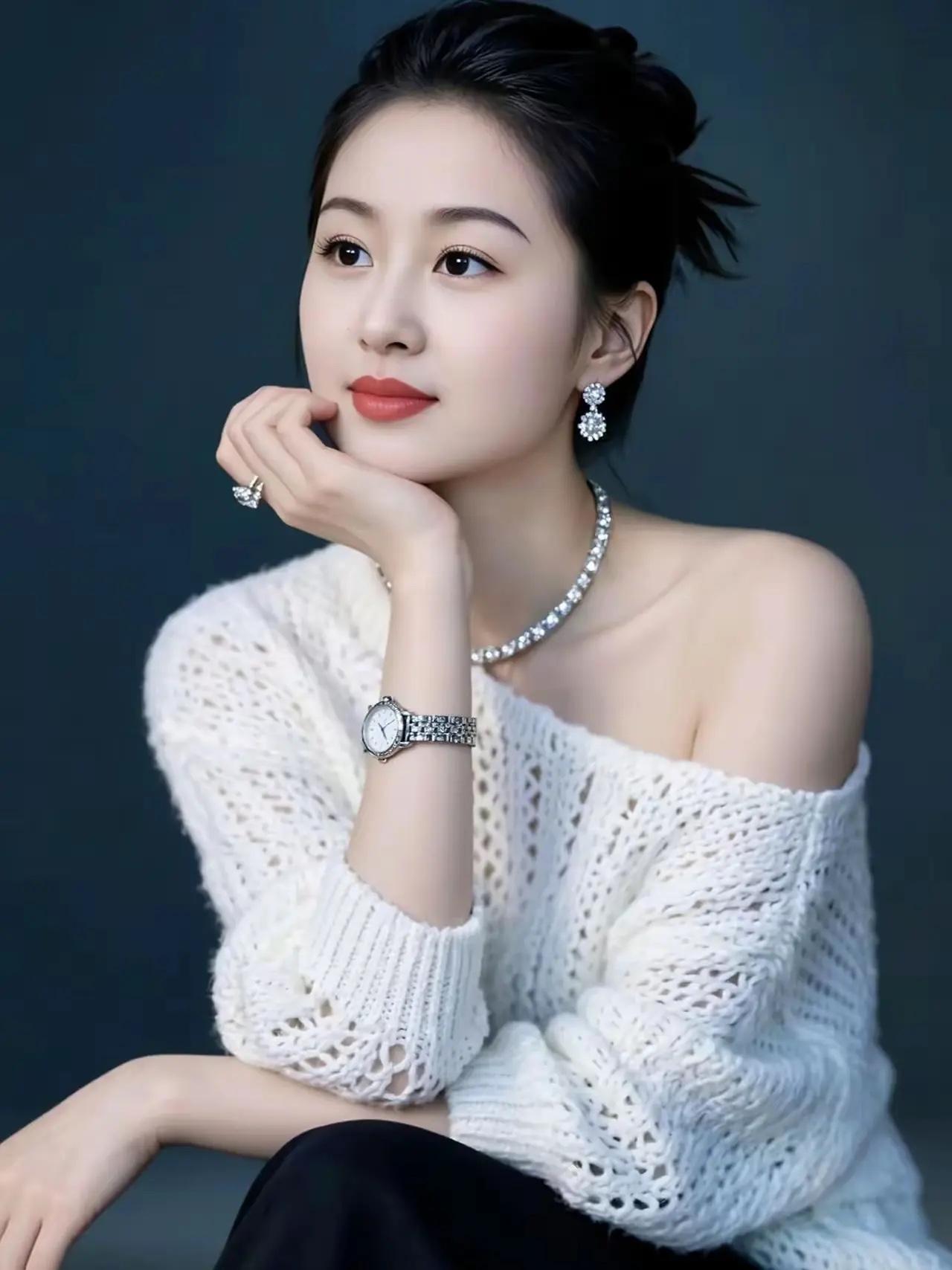 气质优雅的芸娘，如诗如画，自带风骨；娴静中透着雅韵，散发着独特的美。看你如赏一