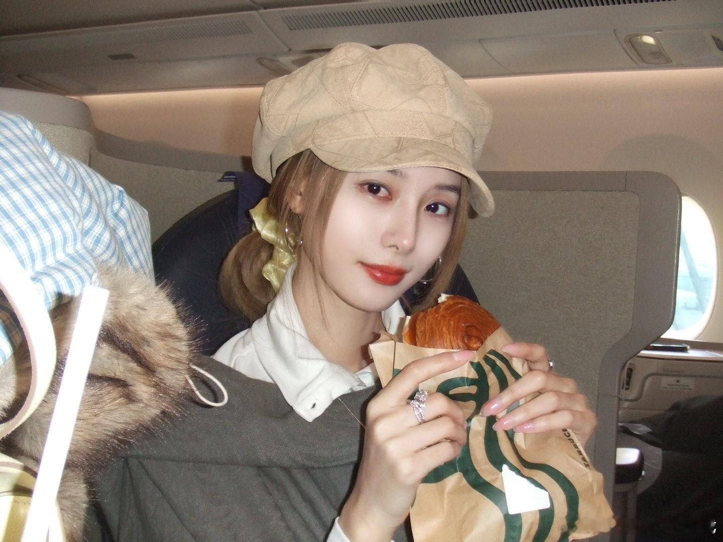 徐艺洋发了plog我的重点：这大钻戒！！！还有和黄子韬的婚纱照手办徐艺洋这大钻