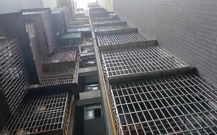 天降横祸太凶险！7月3日，张家界一名六旬老人在自家露台休息，高空坠落的菜刀直直砸