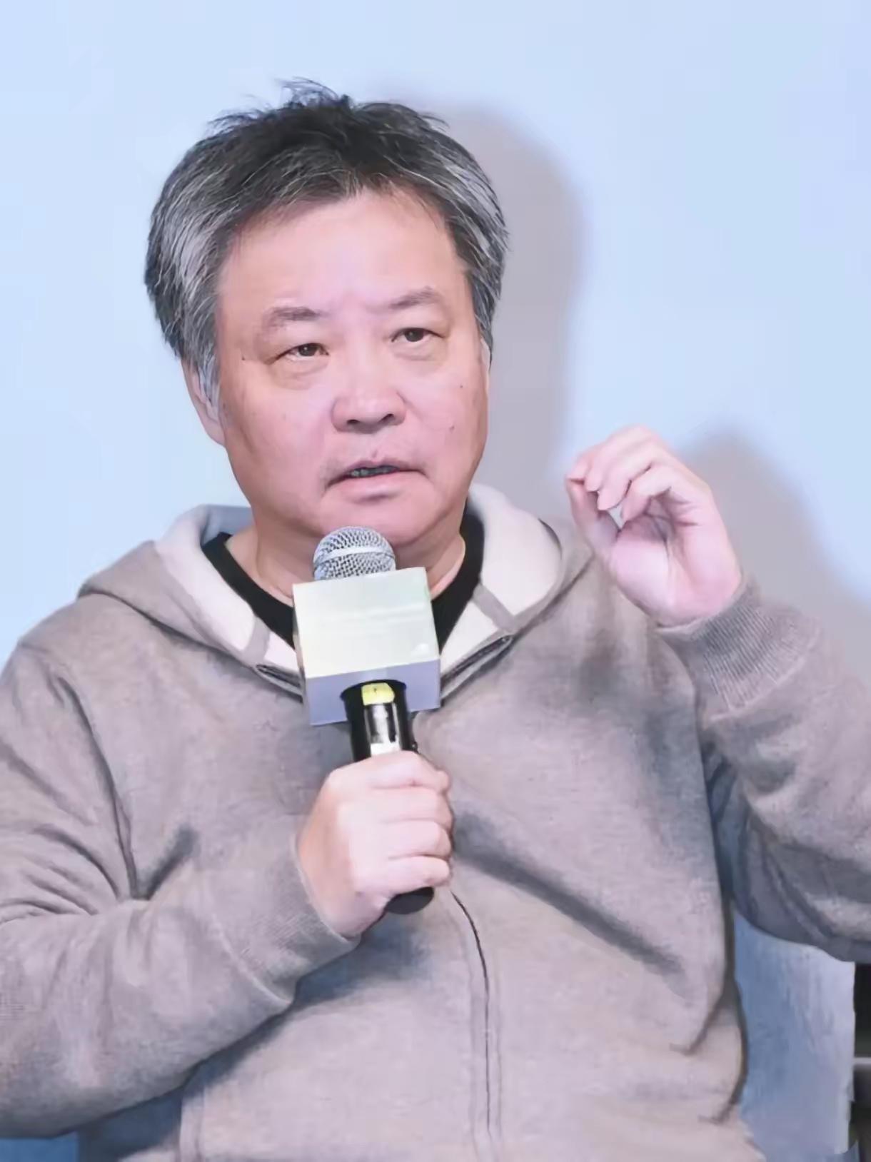 余华老师曾说：“一个好的家庭，长辈都会竭尽全力去托举下一代更上一层楼。而一个差