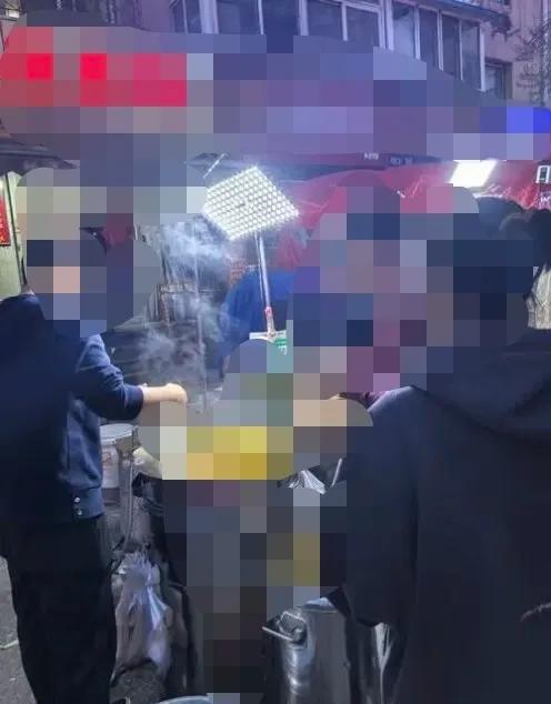 徐州夜市凌晨一点，单亲妈妈王姐收摊时突然跪地大哭，这一幕让无数人破防！穿着