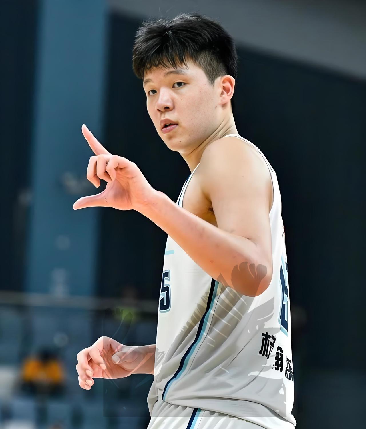 比赛结束，杨瀚森主动伸手，克林根没接，现场气氛瞬间降到了冰点，那尴尬劲儿，仿佛空