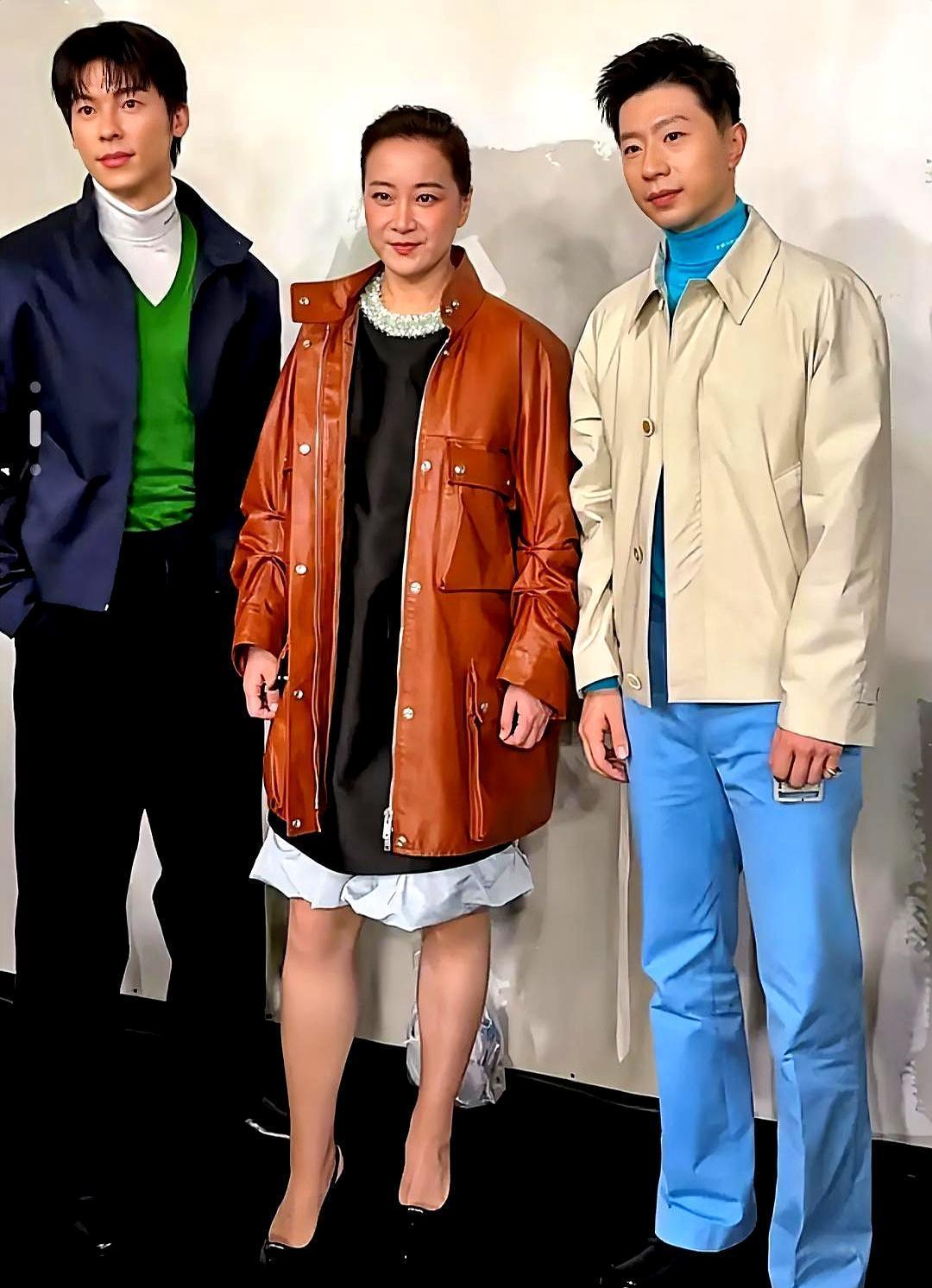 米兰男装秀，贾玲一出场，镜头直接怼脸。一年甩掉一百斤，现在脸蛋白得发亮，苹