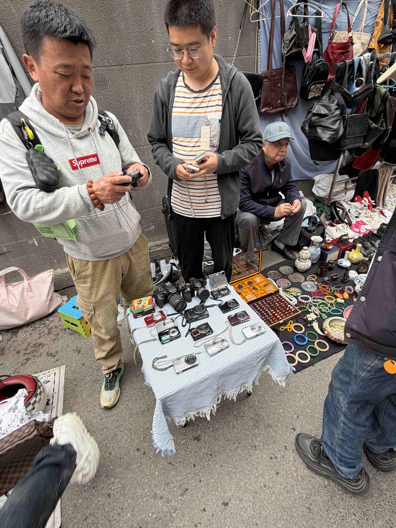前几天，我逛西安档子，在西仓西巷，看到有顾客在相机摊上，选购旧的索尼数码卡片照相