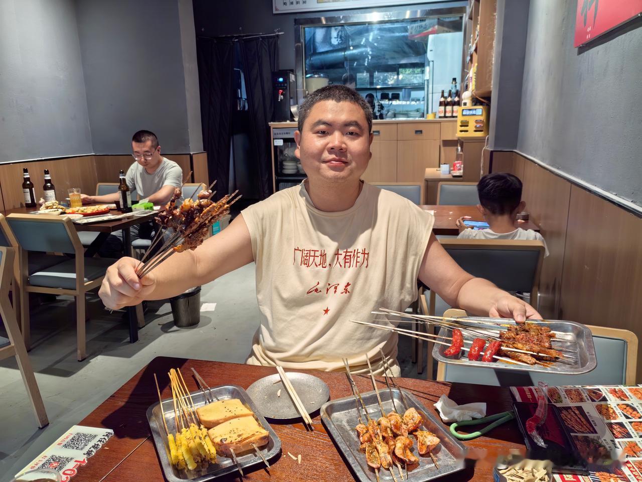 傍晚，在咸阳市金旭路，品尝阿任四季海鲜烧烤，牛肉、盐筋、鱿鱼、玉米、面包、仔肠、