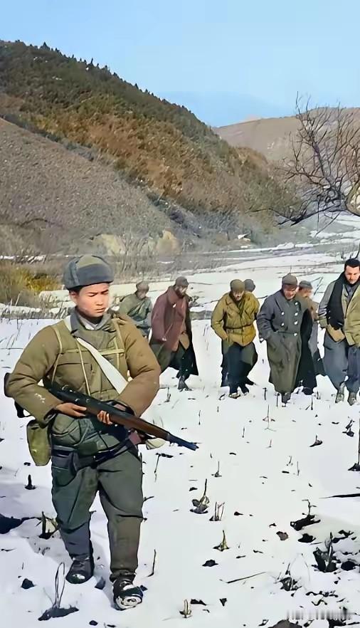 英勇无畏的中国人民志愿军，在朝鲜战场上俘虏敌军的画面，今天看来，依然感觉热血沸腾