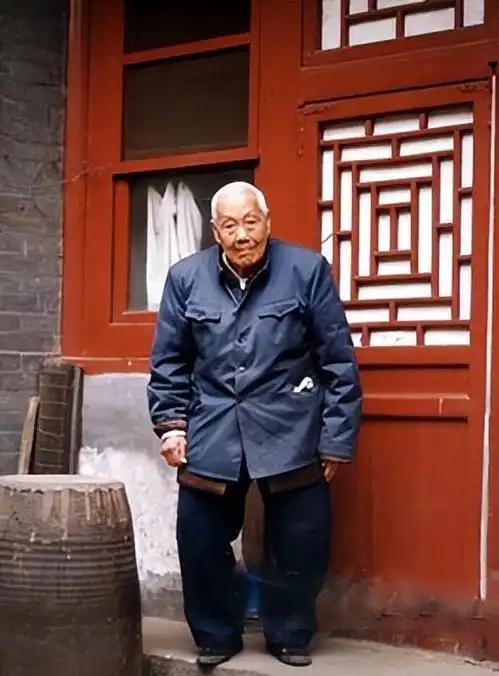 晚清时期，婉容把太监孙耀庭叫进闺房，命令他伺候自己冲澡，谁知，当她解开衣衫，孙耀