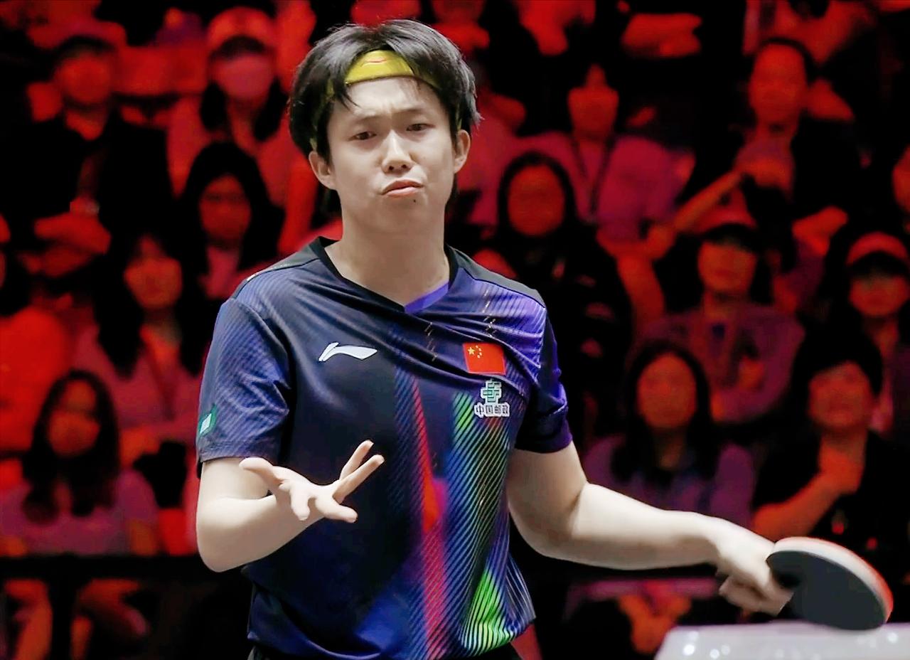 裁判又误判王楚钦！周冠达都说：这个球抛的这么高，角度肯定没问题！结果王