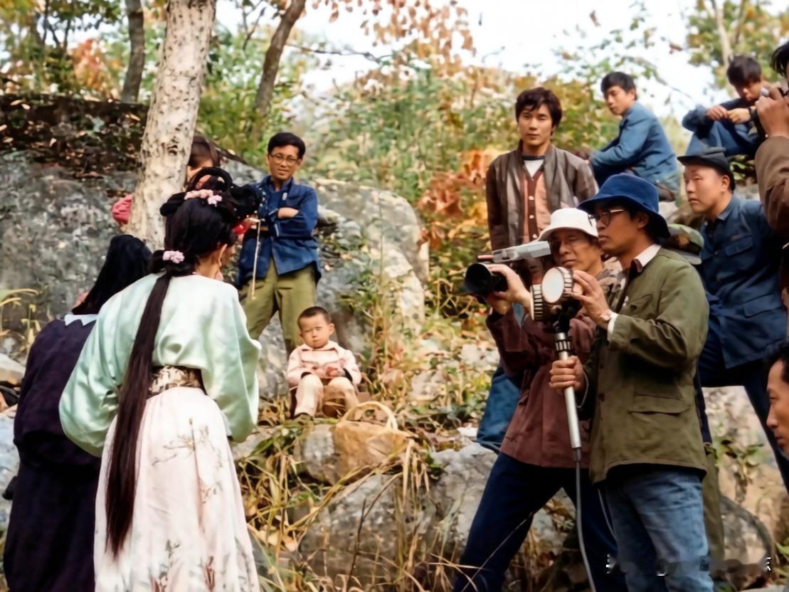 这是1983年西游记剧组在山东崂山拍摄《计收猪八戒》中猪八戒背媳妇的一场戏，当年