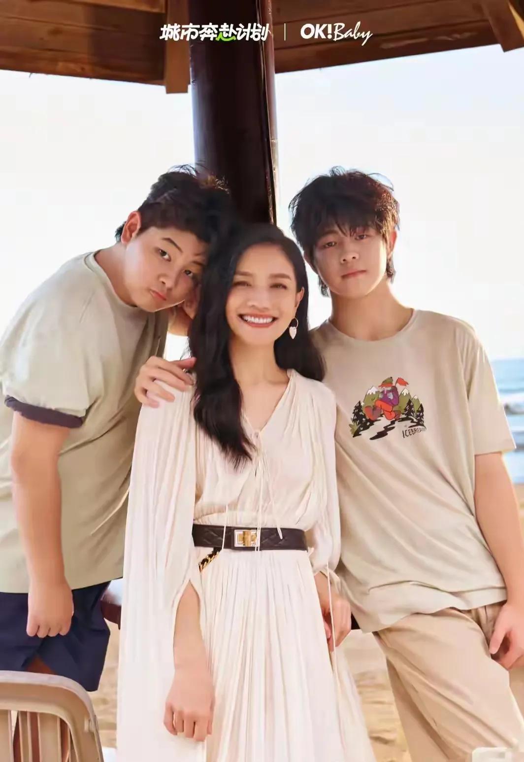 胡可带娃拍海边大片，安吉小鱼儿都长大啦被胡可和俩儿子的海边大片狠狠治愈了?
