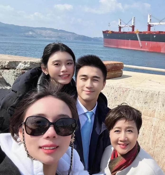 奚梦瑶带婆婆和妈妈出游！3岁女儿正面首曝光，坐婴儿车超像四太​​​