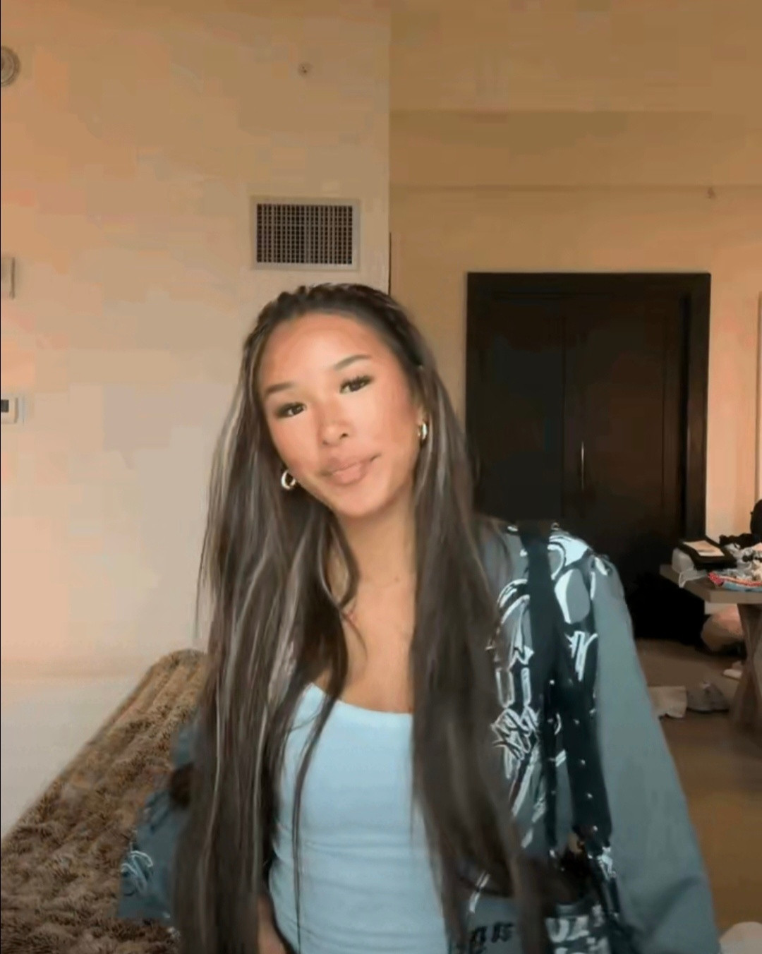 张庭的老公年轻时候据说也是个俊俏的小生，而张庭本身就是酒窝美女，为什么他们俩的女
