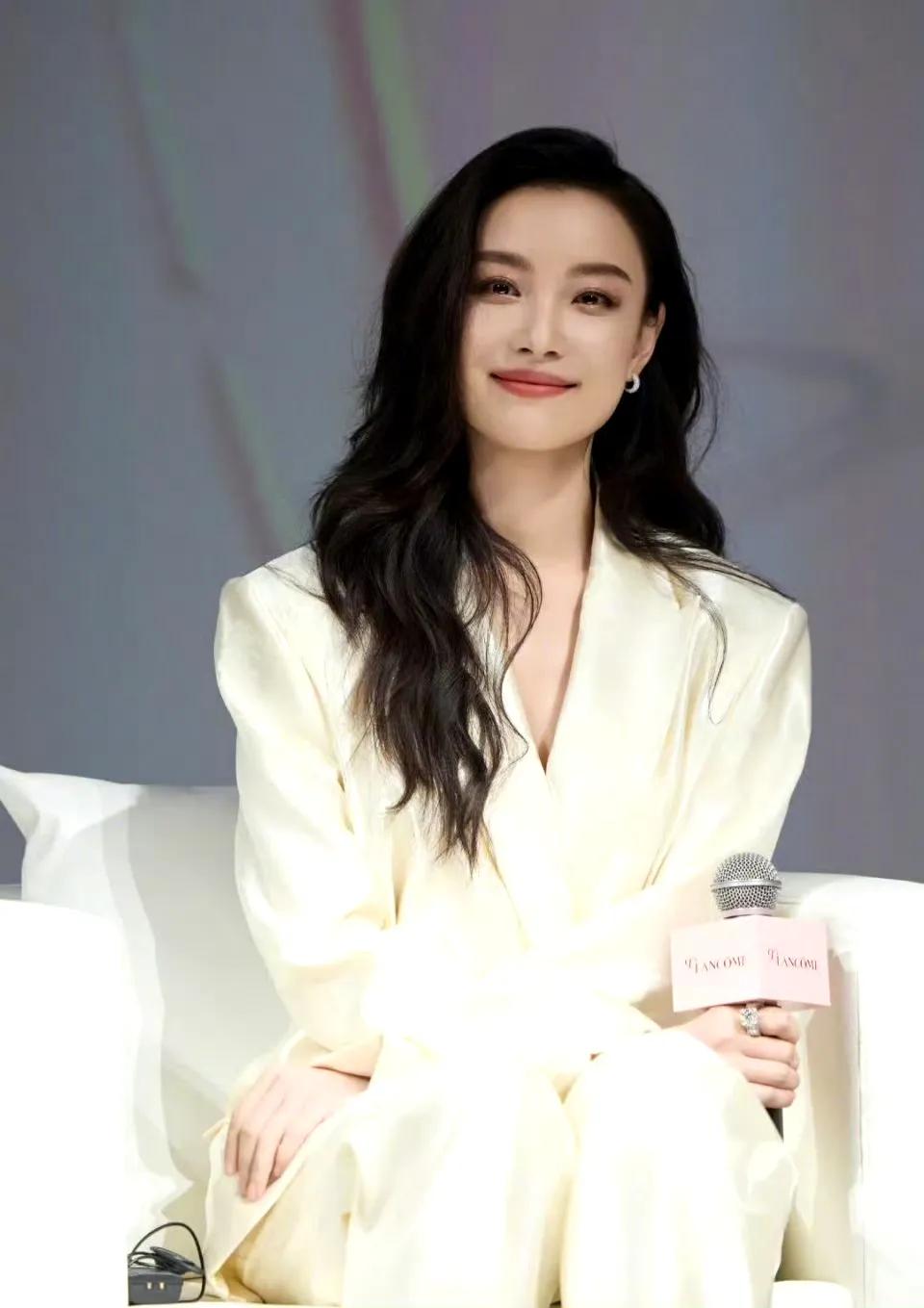 王家卫大翻车事件，倪妮凑啥热闹啊闲的这事是这样的，繁花的明面上写的编辑是秦雯，