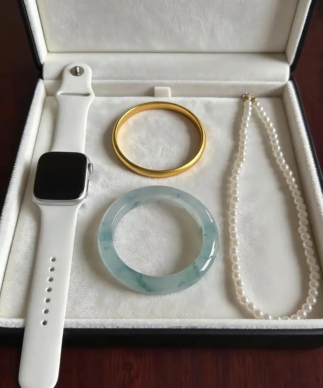 婆婆送的翡翠，被同事笑土！那天刚坐下，对面就飘来一句：暴发户标配。心里咯噔