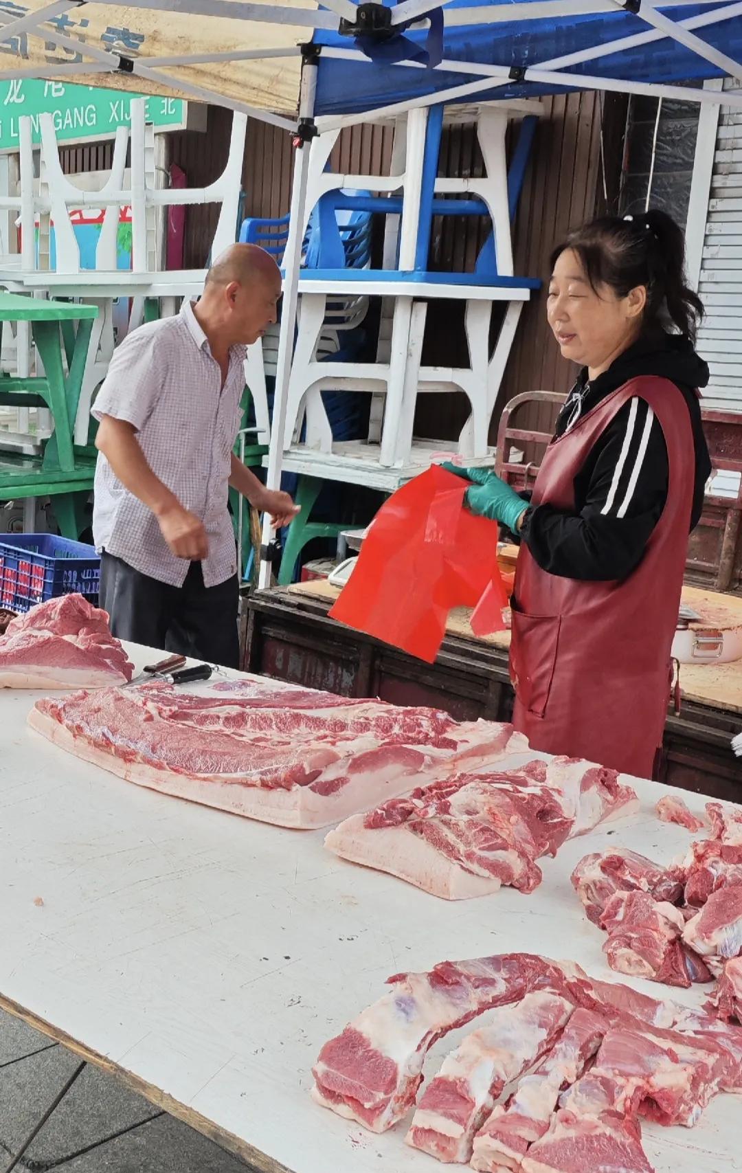 #分享一张最近随手拍的照片#滦平早市猪肉摊。猪肉11元一斤，排骨22元一斤。排