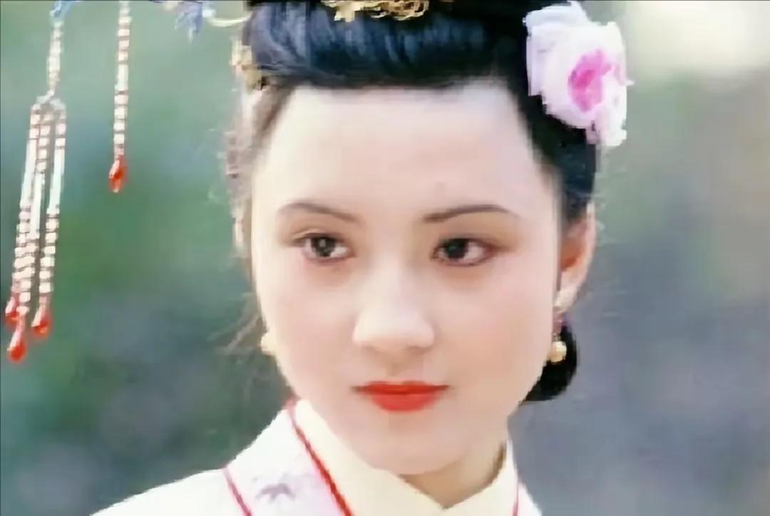 红楼梦中有一位幸运的女子，那就是甄士隐家的丫鬟娇杏。她一回头被贾雨村看上，嫁给了