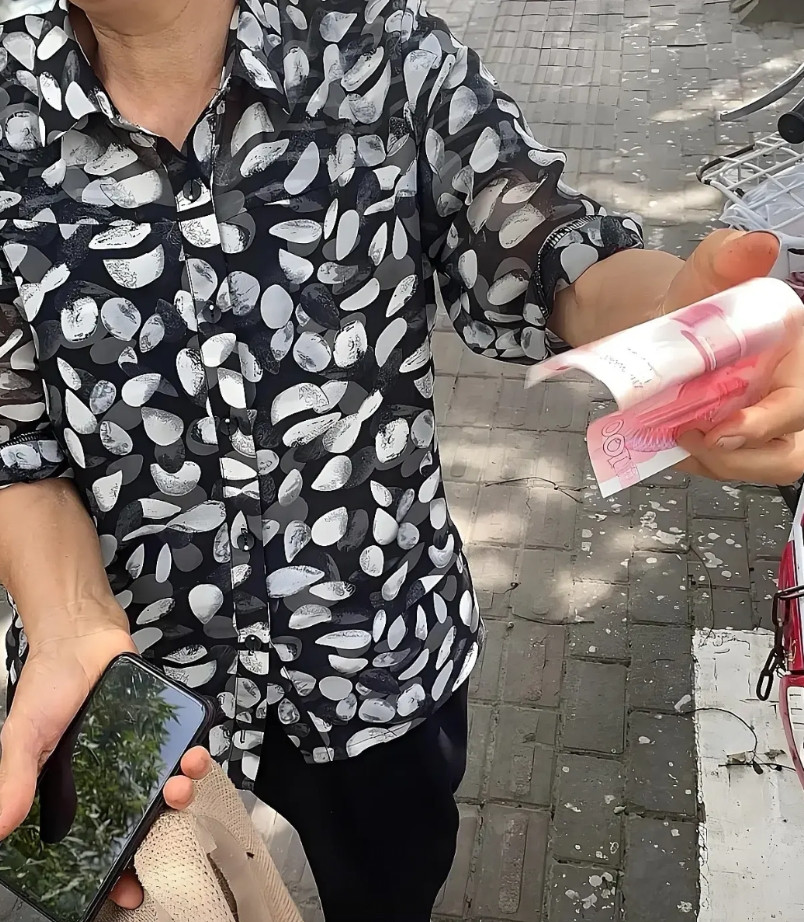事发广东广州。近日，一女子丢失手机被一老人捡到，老人家属电话中承诺支付500元