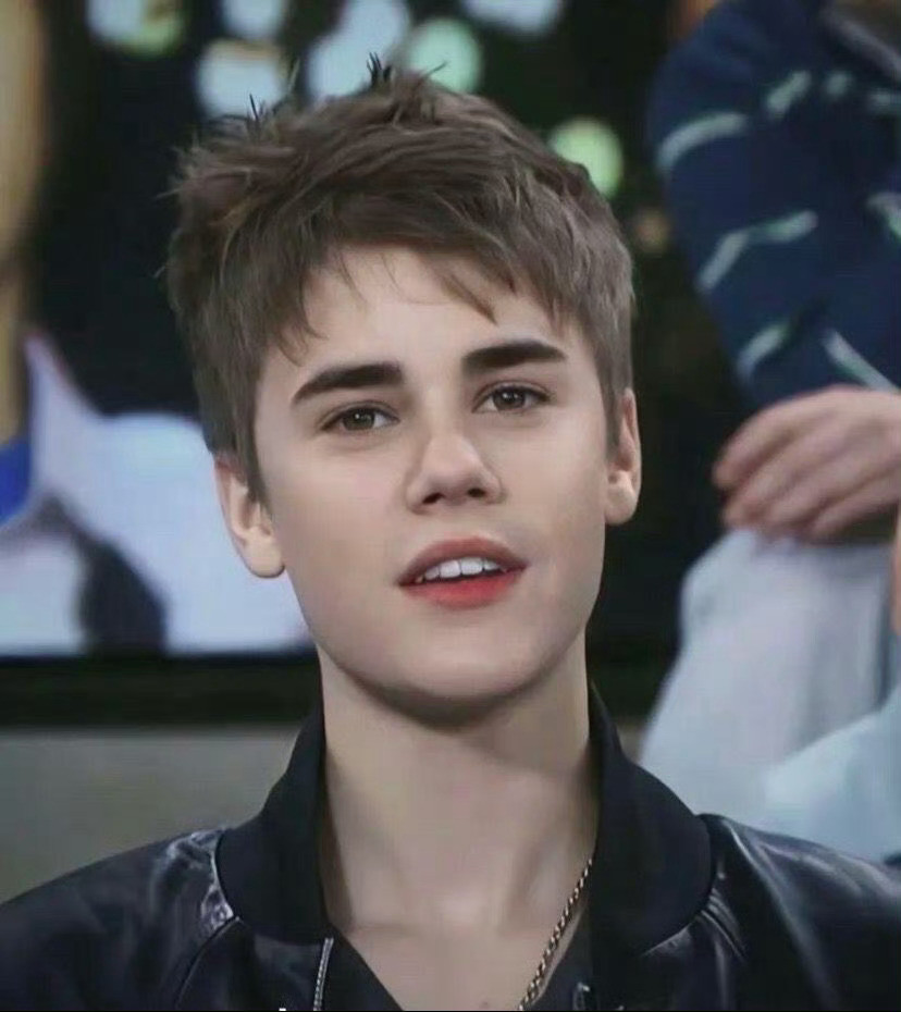 比伯穿内裤表演虽然是沙滩裤的类型但是这种公共场合，还是衣着得体一点吧露一点是性感