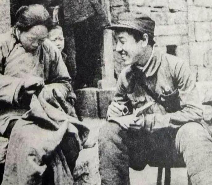 1943年，王其华外出执行任务时，不幸与汉奸狭路相逢，他慌忙闪身躲进大娘家，可那