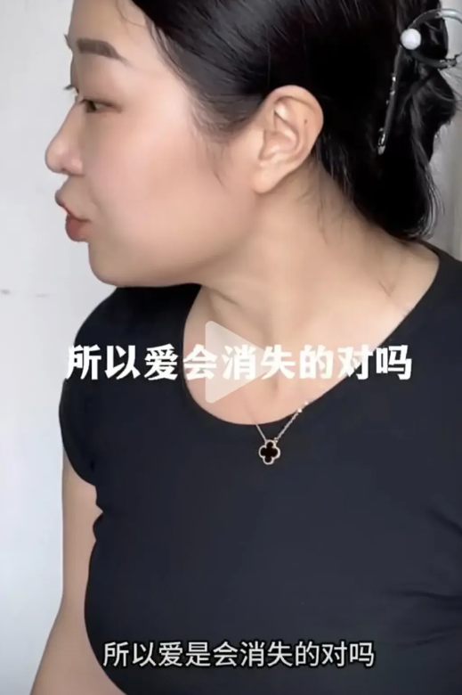 这样的老婆就算被丢进垃圾桶，估计也没有男人敢捡了！视频中女子走楼梯回家时突然转身
