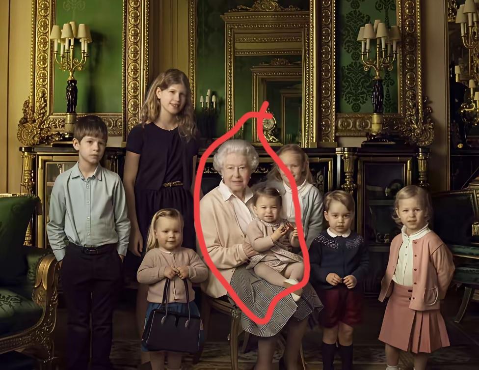 这样一看，英女王最爱的第四代，还是夏洛特呀！为何？这位小公主，在英女王看来，