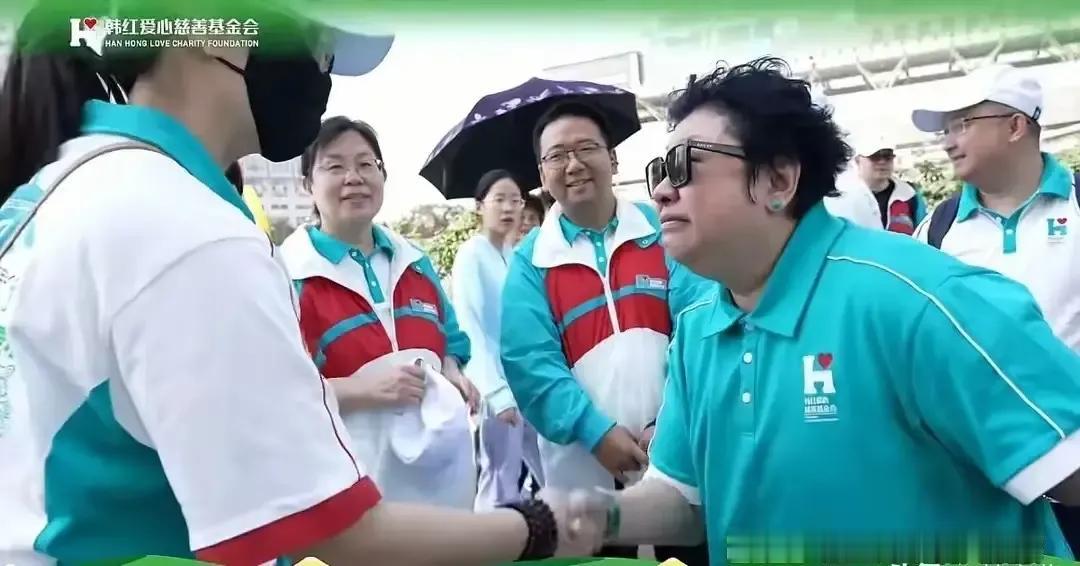 有网友质疑韩红戴名表、开豪车，但以她的实际收入，覆盖这些生活方式，不是轻而易举的
