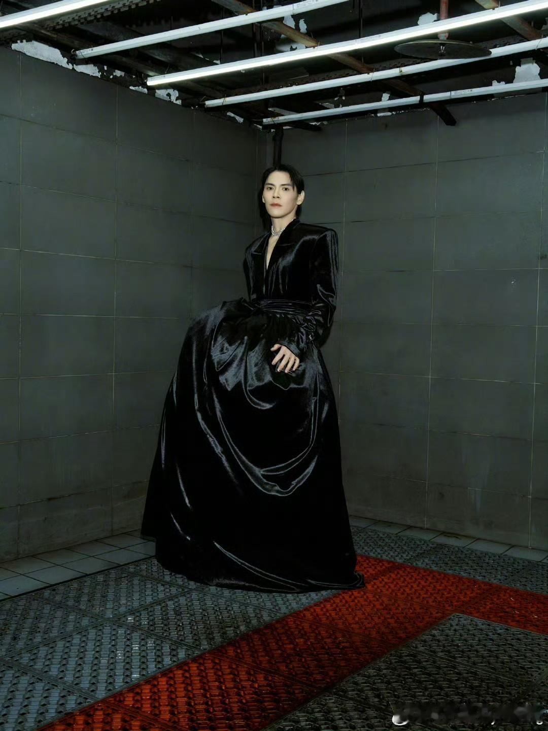 向太喊话4天就翻车！亲儿子向佐踩着10厘米高跟杀回红毯，母子大战第二回合！前