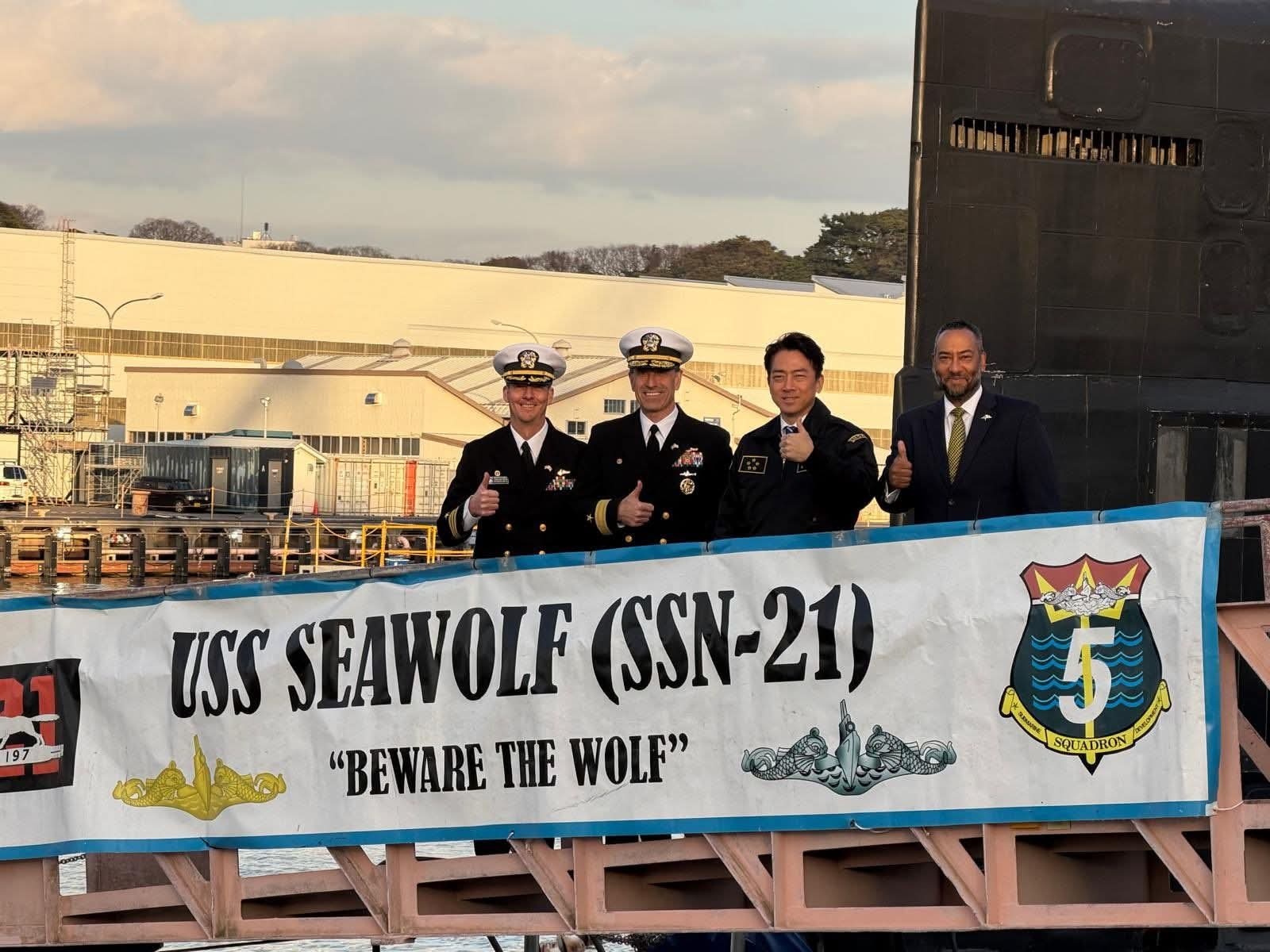 昨天，日本小泉防卫相参观靠泊在横须贺港内的MD一等人“海狼”号攻击型核潜艇。由