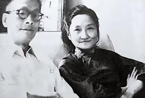 1931年，徐志摩坠机身亡。他的遗孀陆小曼才28岁。追求她的人排着队，可她谁也没