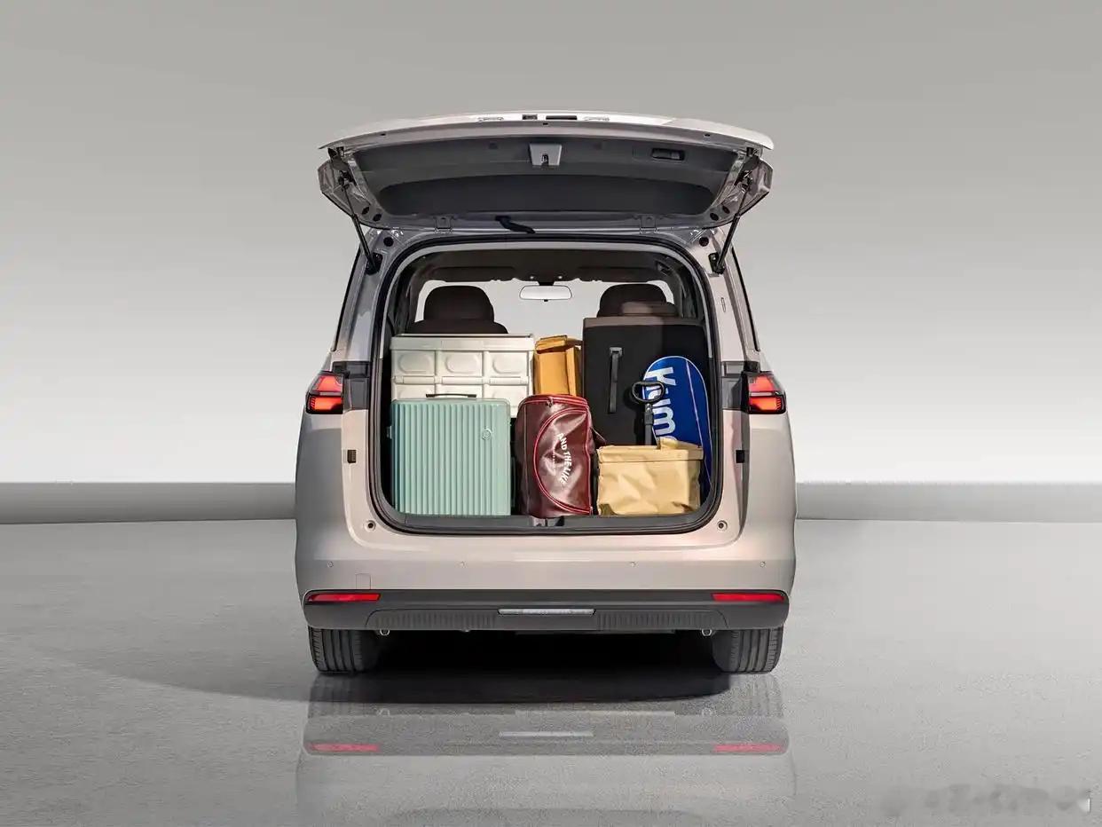 8.78万起！五菱真是一门心思想让中国所有家庭都能体验一下家里有MPV的感受。刚