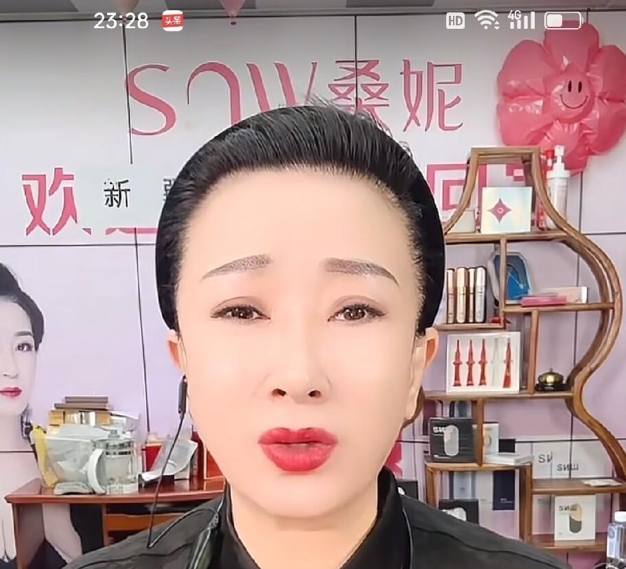 谢广坤前妻孙二娘，又在直播间聊起了王小华。她说王小华跟谢广坤过了20年，孩子有
