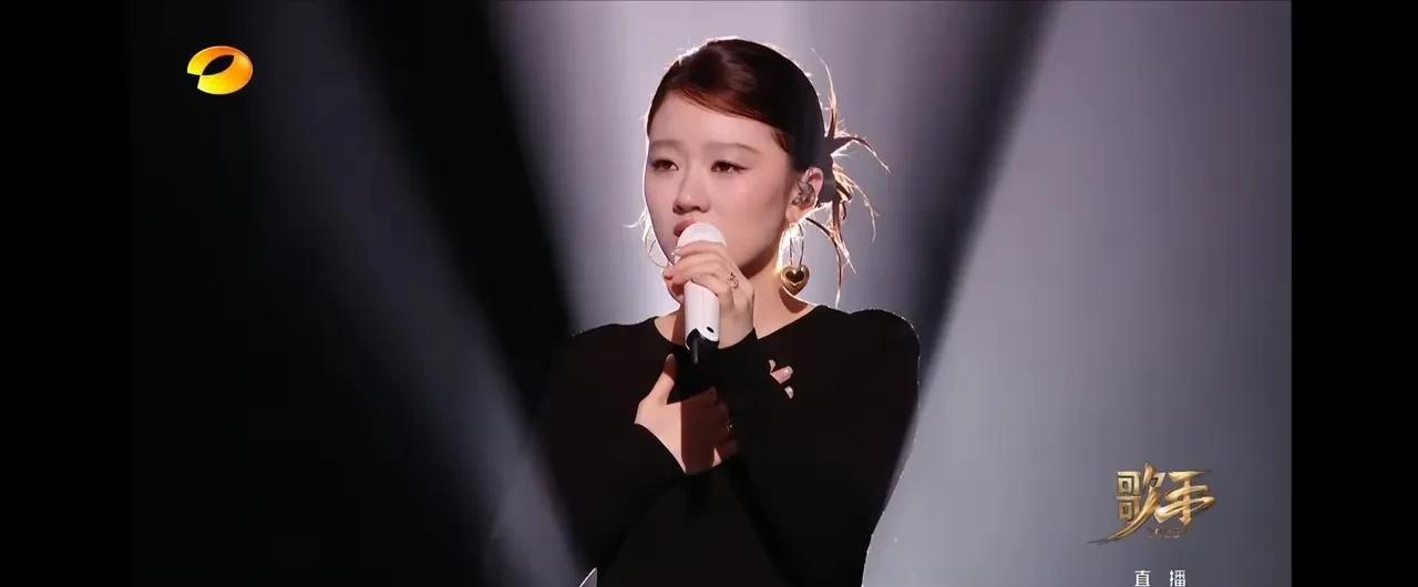 实话实说，单依纯这次的舞台表现应该是自好声音以来最具挫败感的一次舞台表演吧，不管