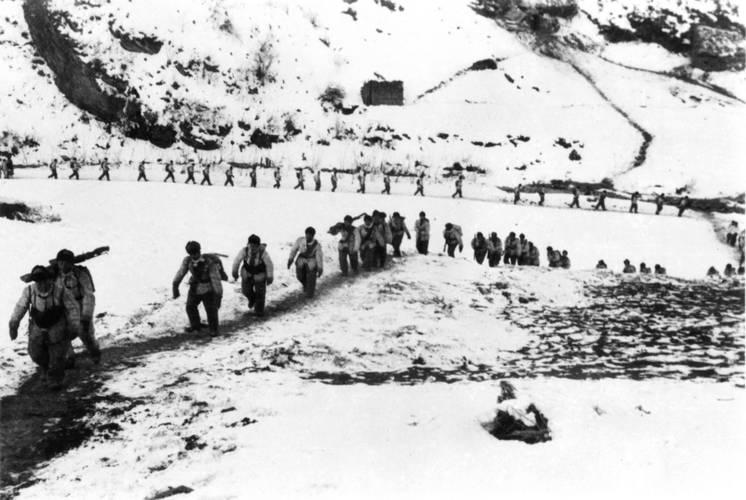 志愿军战士去阵地送弹药，意外发现干部全牺牲了，于是灵机一动大喊：我是老兵听我的！