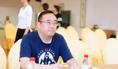 有一次，那威去俄罗斯旅行，过海关的时候，要填写表格，上面全是俄文，那威不认识，他