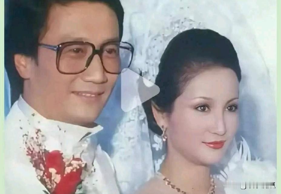 翻出谢贤当年和狄波拉的结婚旧照，瞬间心里发酸，谁能想到当年那场轰动全港的盛大婚礼