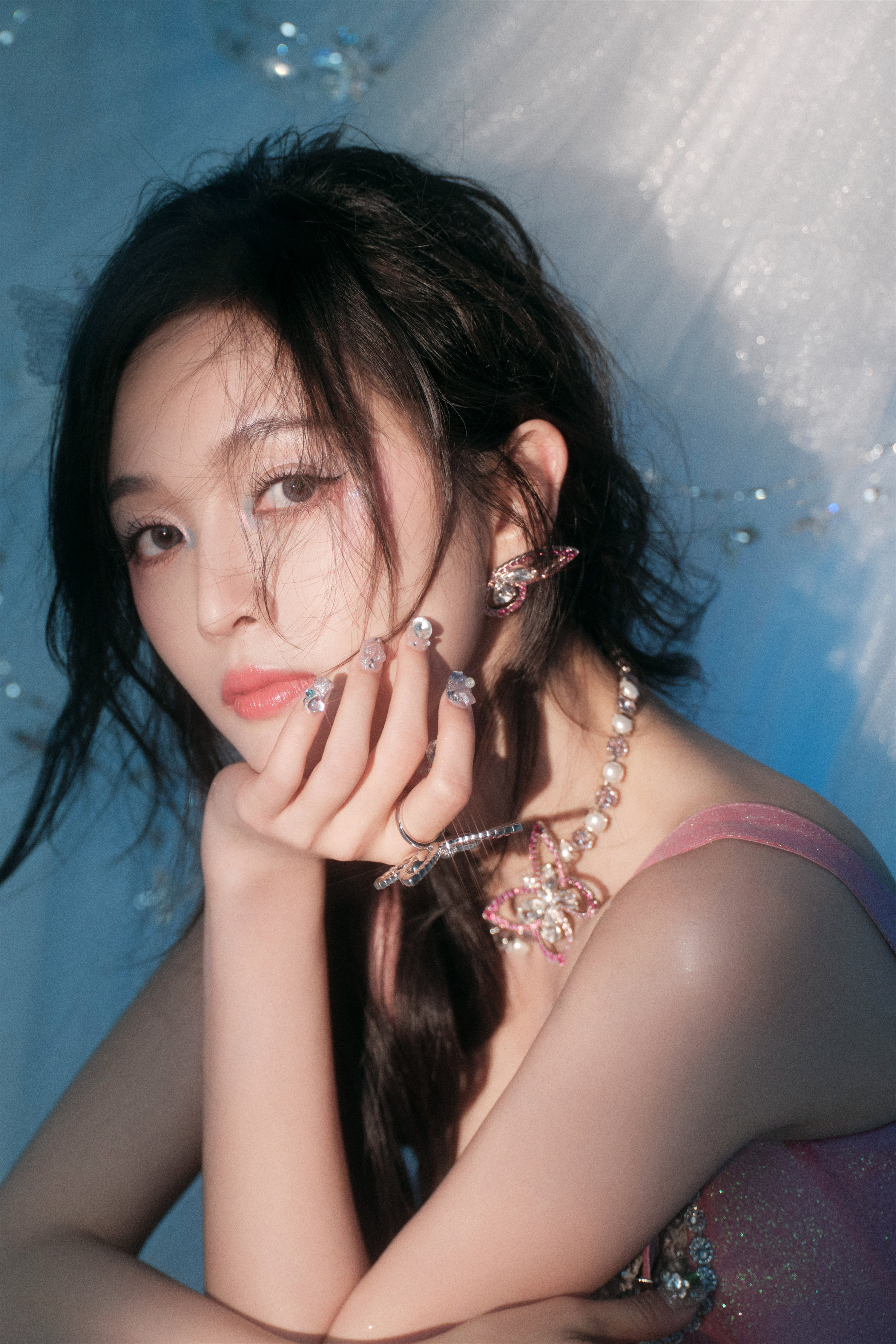 吴宣仪舞台好Bling，粉红梦境律动节拍，编织灵动少女怦然音符​​​