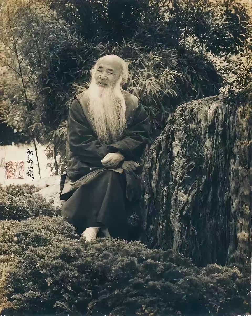 1963年的香港，张大千面对奉命前来劝他回国的女儿，忍不住厉声斥责：“穷死饿死