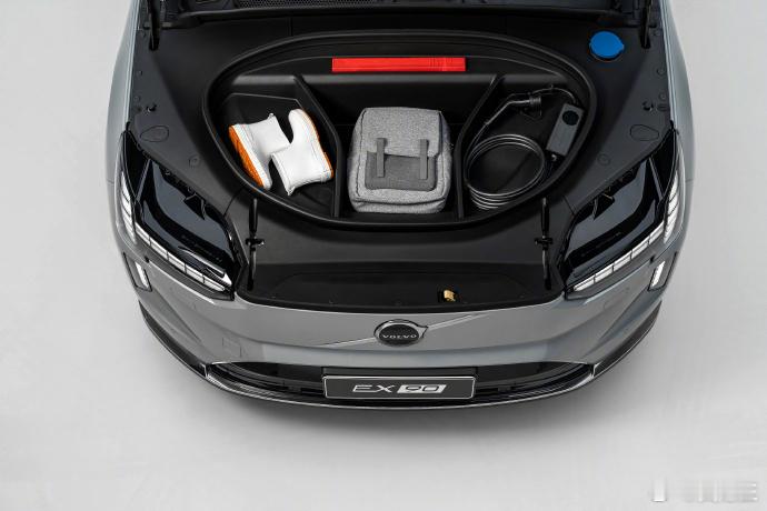 沃尔沃纯电双旗舰开启预售说实话，我一直觉得纯电车容易陷入堆配置的怪圈，但沃尔沃这