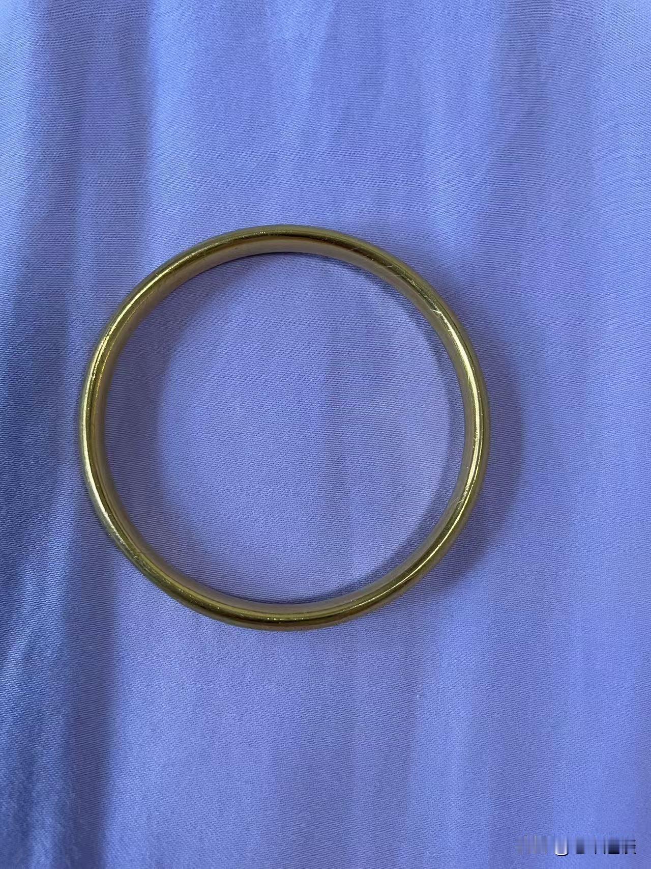 丈母娘的大金镯子，终于让我媳妇用计策给拿下了。论手段，还得是我媳妇。丈母娘手