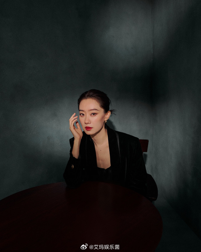 张小斐红裙好大气张小斐VOGUE封面造型绝了，红裙配毽子头，简约中见大气，举手投