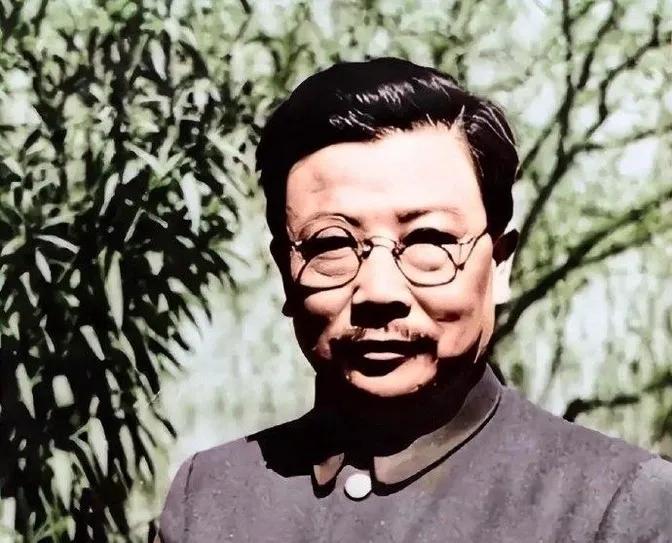 1957年10月25日，李克农吃完午餐后，自感头昏，便想出去透透空气，刚迈出门槛