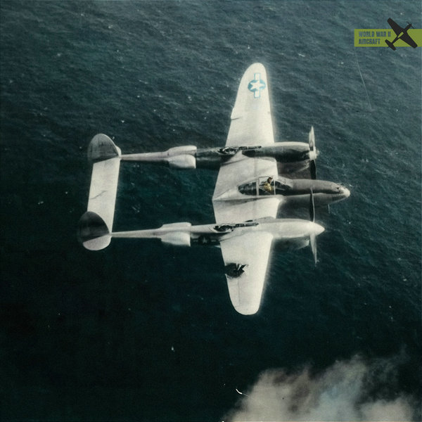 1945年硫磺岛上空：一架P-38闪电战斗机的顽强返航