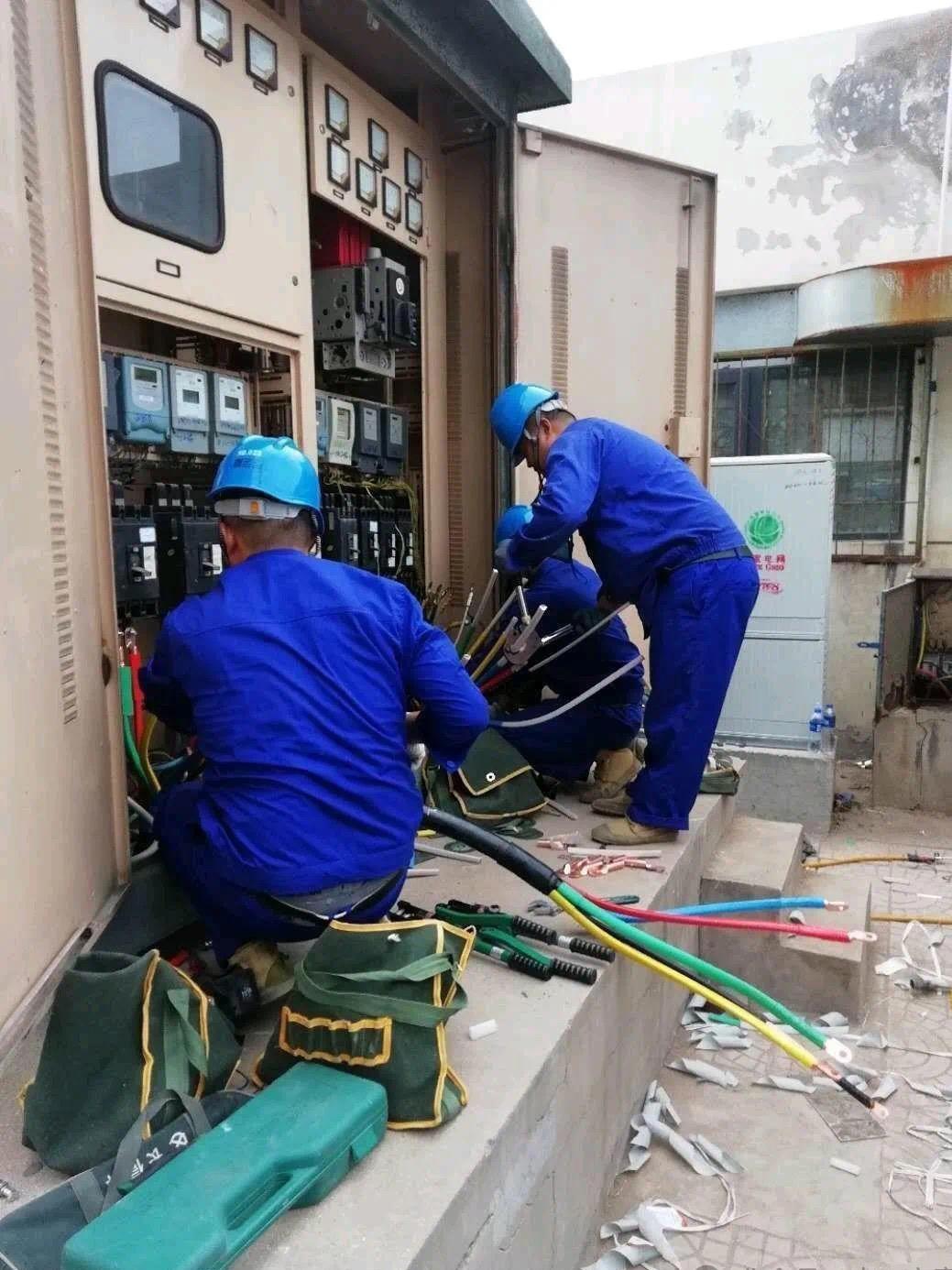 当电工工资水平高吗？许多朋友都抱怨电工这个行当，说工资低得可怜，还得应付一堆